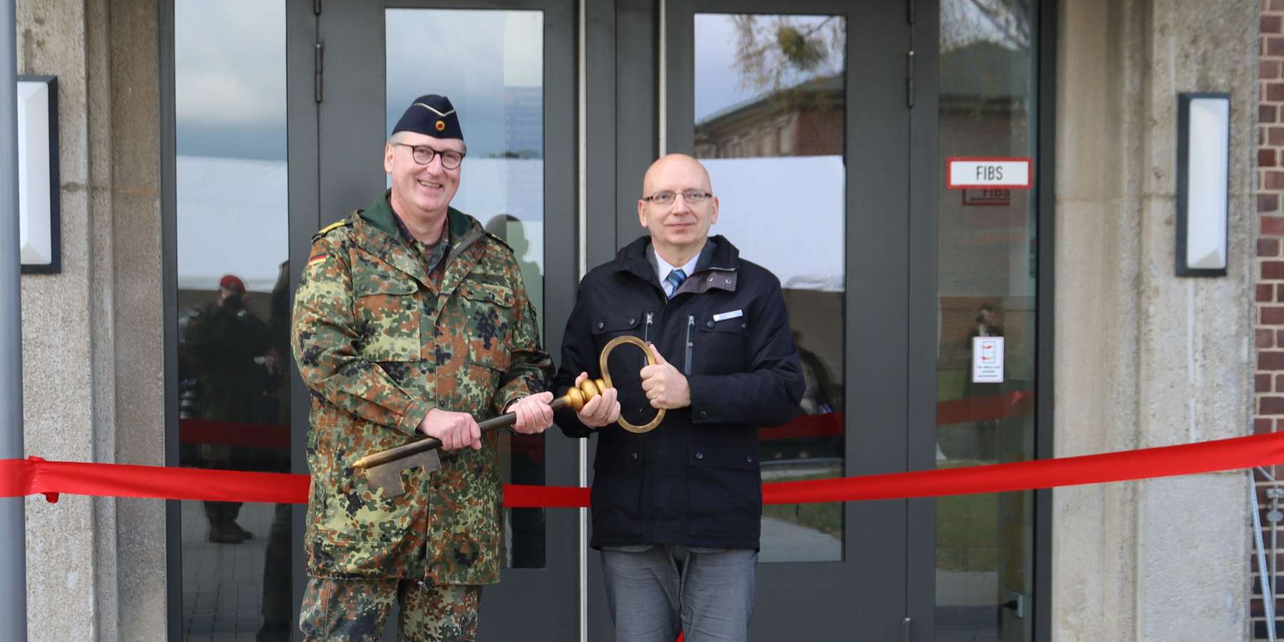 Der kommissarische Leiter des Bundeswehrdienstleistungszentrums (BwDLZ) Torgelow, Regierungsoberamtsrat René Katzer übergibt den symbolischen Schlüssel an den Leiter des Sanitätszentrums Andreas Diedrich. © 2022 Schmidt Bundeswehr Panzergrenadierbrigade 41  Vorpommern