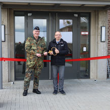 Der kommissarische Leiter des Bundeswehrdienstleistungszentrums (BwDLZ) Torgelow, Regierungsoberamtsrat René Katzer übergibt den symbolischen Schlüssel an den Leiter des Sanitätszentrums Andreas Diedrich. © 2022 Schmidt Bundeswehr Panzergrenadierbrigade 41  Vorpommern