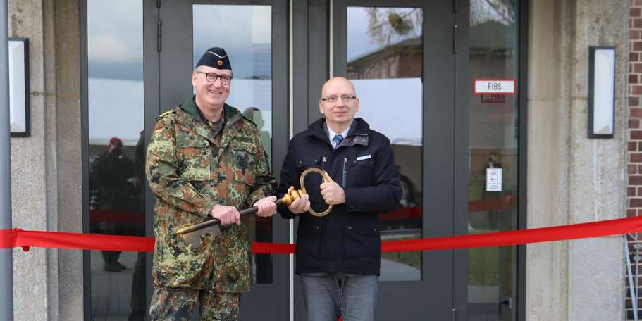 Der kommissarische Leiter des Bundeswehrdienstleistungszentrums (BwDLZ) Torgelow, Regierungsoberamtsrat René Katzer übergibt den symbolischen Schlüssel an den Leiter des Sanitätszentrums Andreas Diedrich. © 2022 Schmidt Bundeswehr Panzergrenadierbrigade 41  Vorpommern