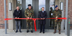 v. l. n. r.: Regierungsoberamtsrat René Katzer (BwDLZ Torgelow), Andreas Diedrich, Leiter des Sanitätszentrums, Oberbürgermeister der Stadt Neubrandenburg, Silvio Witt und Generalstabsarzt Armin Kalinowski © 2022 Schmidt Bundeswehr Panzergrenadierbrigade 41  Vorpommern