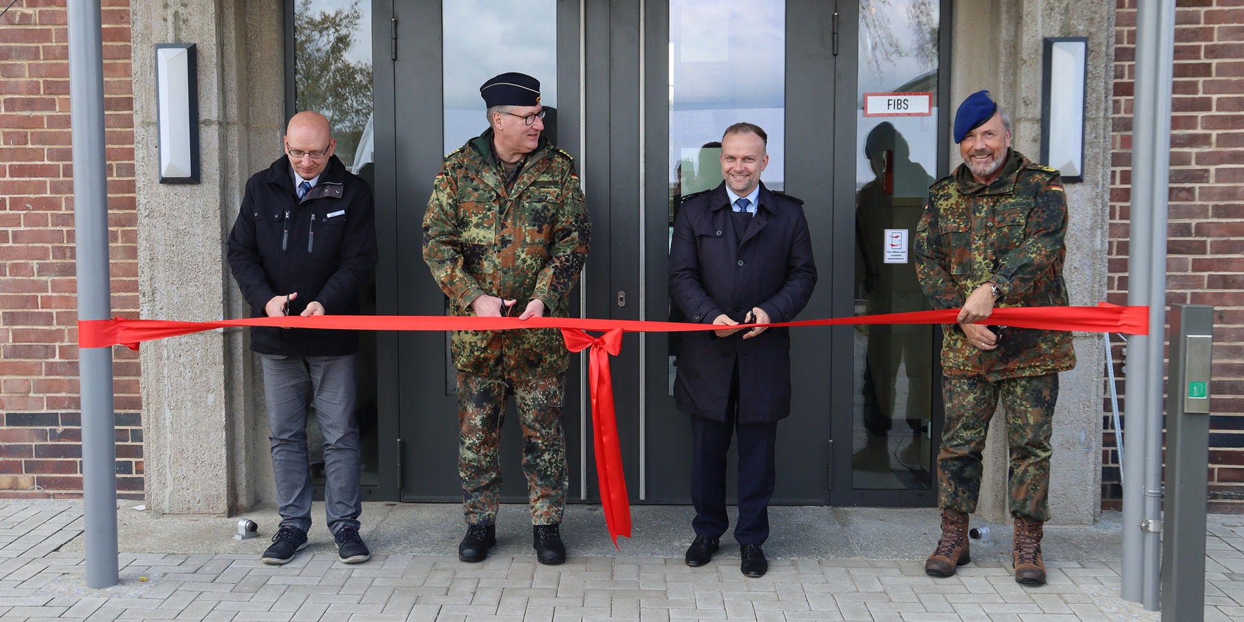 v. l. n. r.: Regierungsoberamtsrat René Katzer (BwDLZ Torgelow), Andreas Diedrich, Leiter des Sanitätszentrums, Oberbürgermeister der Stadt Neubrandenburg, Silvio Witt und Generalstabsarzt Armin Kalinowski © 2022 Schmidt Bundeswehr Panzergrenadierbrigade 41  Vorpommern