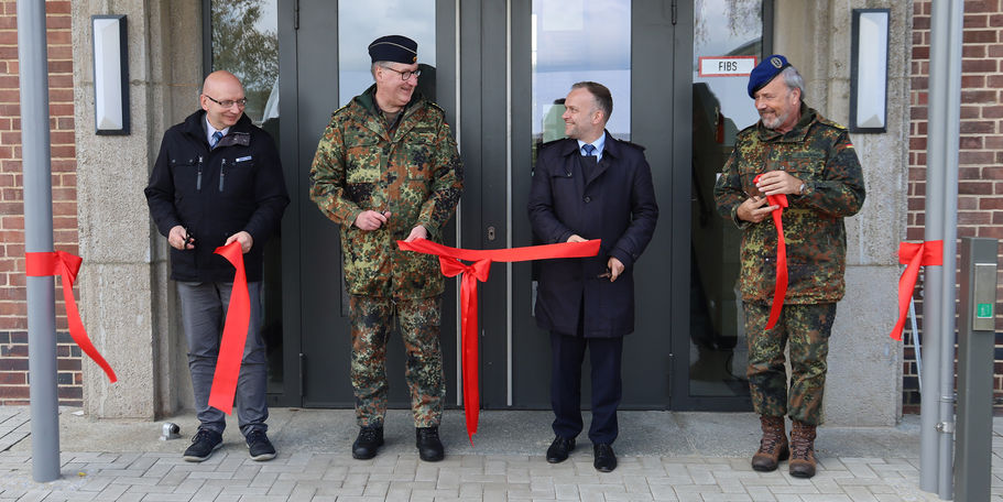 Das Einweihungsband ist durchschnitten. © 2022 Schmidt Bundeswehr Panzergrenadierbrigade 41  Vorpommern