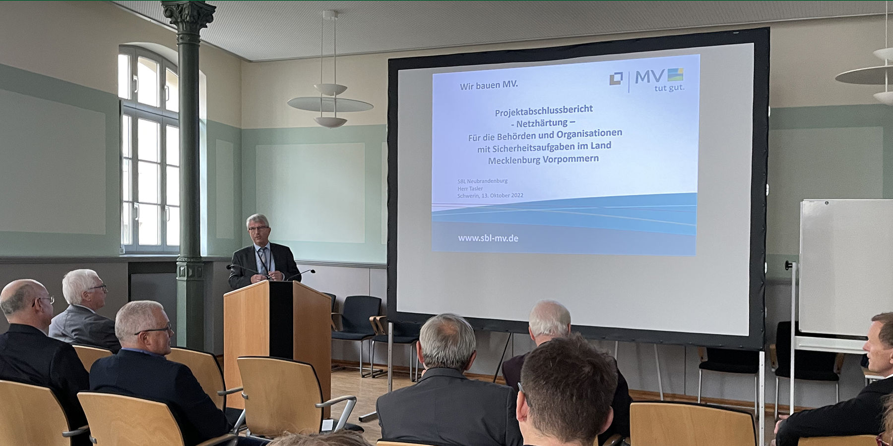 Der Leiter des SBL Neubrandenburg, Herr Tasler, stellt den Projektabschlussbericht der Netzhärtung vor. © 2022 Robert Kindt Innenministerium M-V