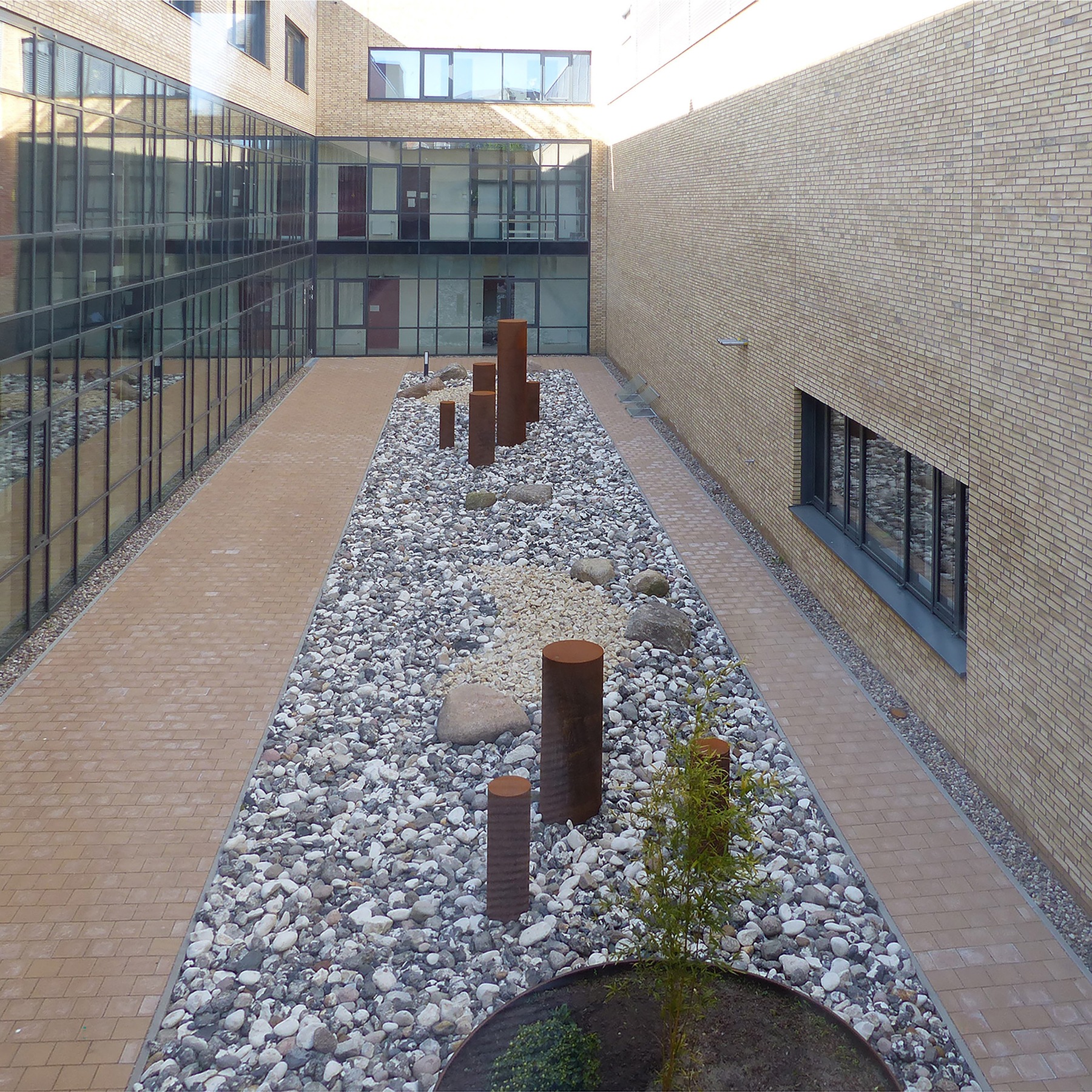 Durch den direkten Anbau des orthogonalen Neubaus an das U-förmige Bestandsgebäude Forschungscluster (FC) III entstand ein repräsentativer geschlossener Innenhof © 2022 SBL Greifswald