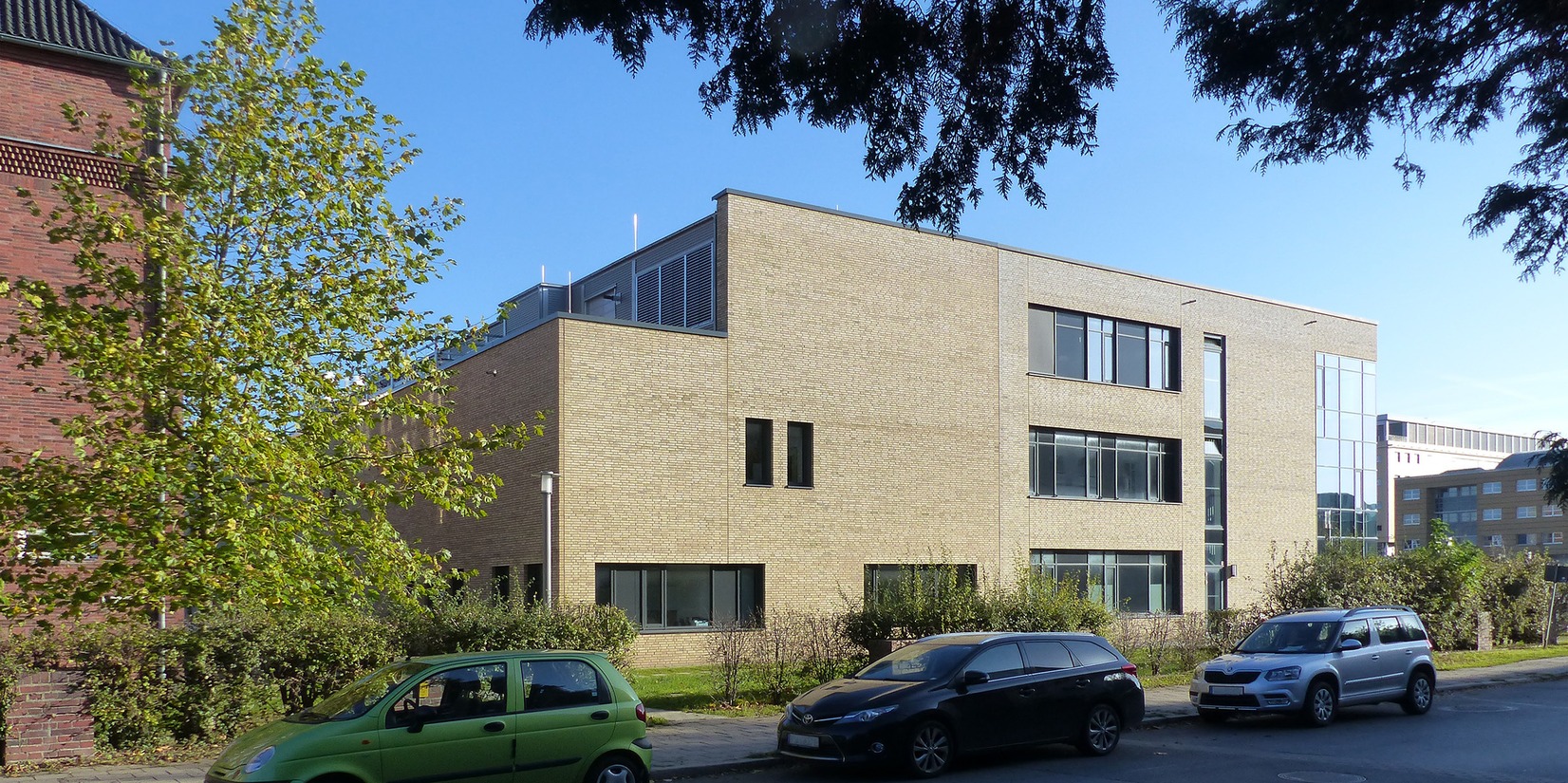 Der Neubau entstand auf dem Baufeld zwischen dem 2012 fertiggestelltem Forschungscluster III und dem denkmalgeschützten Gebäude der ehemaligen Urologischen Klinik © 2022 SBL Greifswald