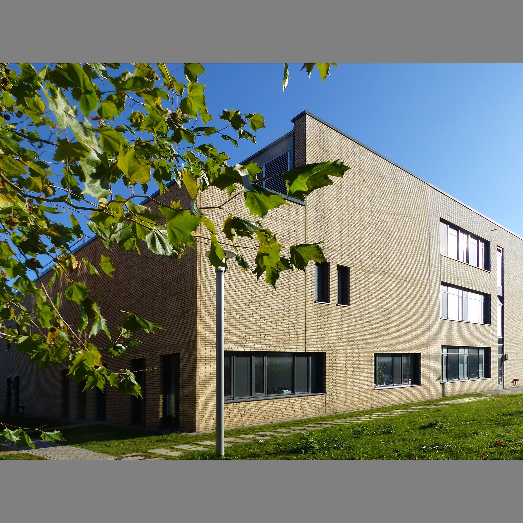 Blick aus Süd-West auf den Neubau des Forschungsclusters IIIa (links), der direkt an das 2012 fertiggestellte Bestandsgebäude Forschungscluster III (rechts) angebaut wurde © 2022 SBL Greifswald