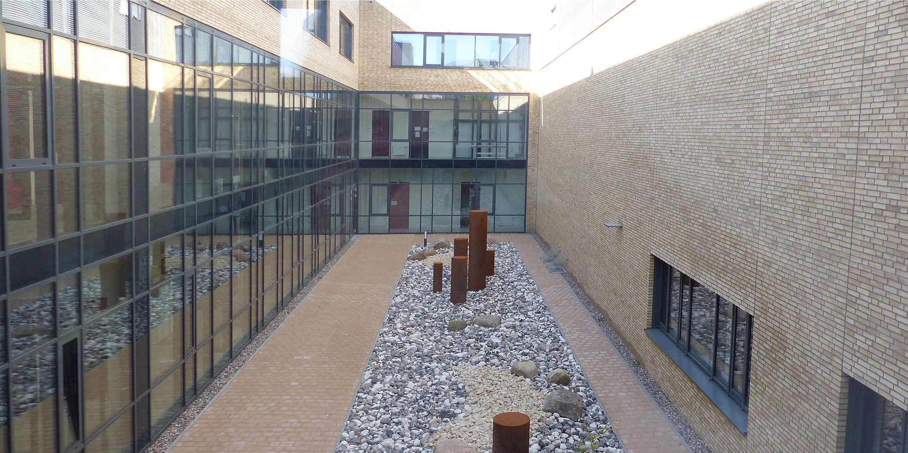 Blick in den geschlossenen Innenhof: links das Bestandsgebäude FC III, rechts der Neubau FC IIIa © 2022 SBL Greifswald