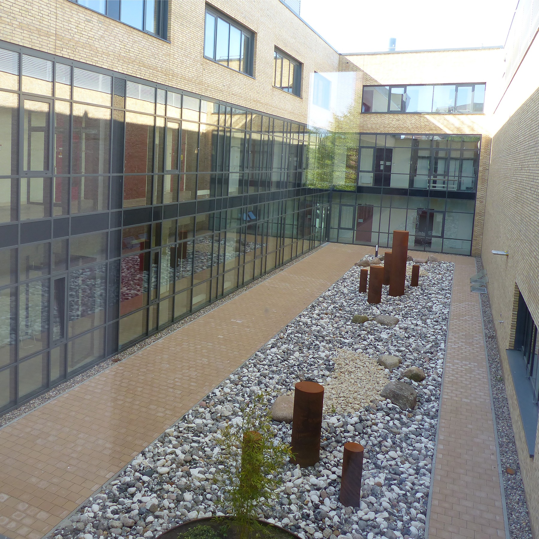 Blick in den geschlossenen Innenhof: links das Bestandsgebäude FC III, rechts der Neubau FC IIIa © 2022 SBL Greifswald