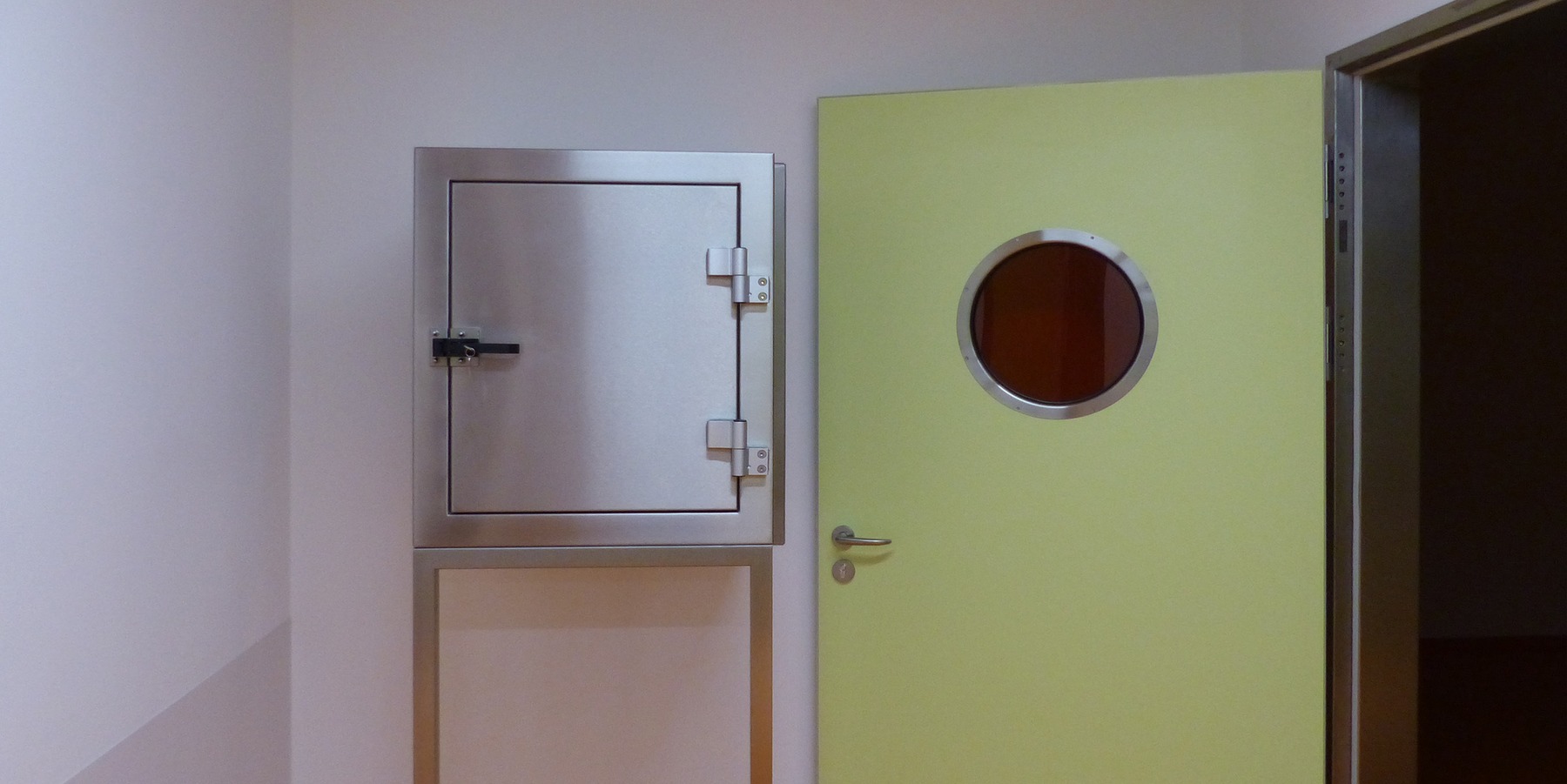 Durchreiche Anlieferung im Bereich der Quarantäneschleuse im Erdgeschoss © 2022 SBL Greifswald