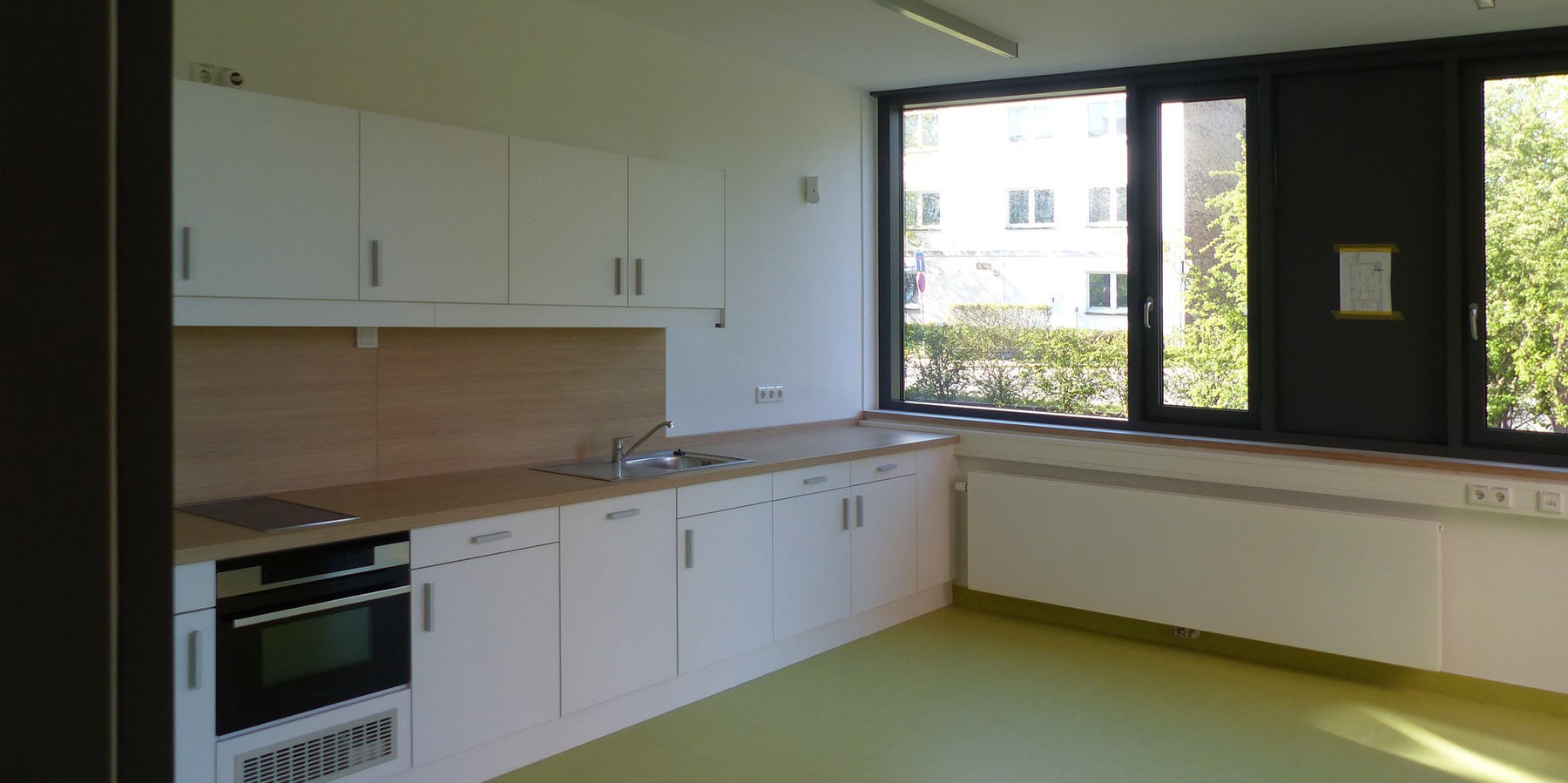 Blick in die moderne Teeküche mit Aufenthaltsqualität © 2022 SBL Greifswald