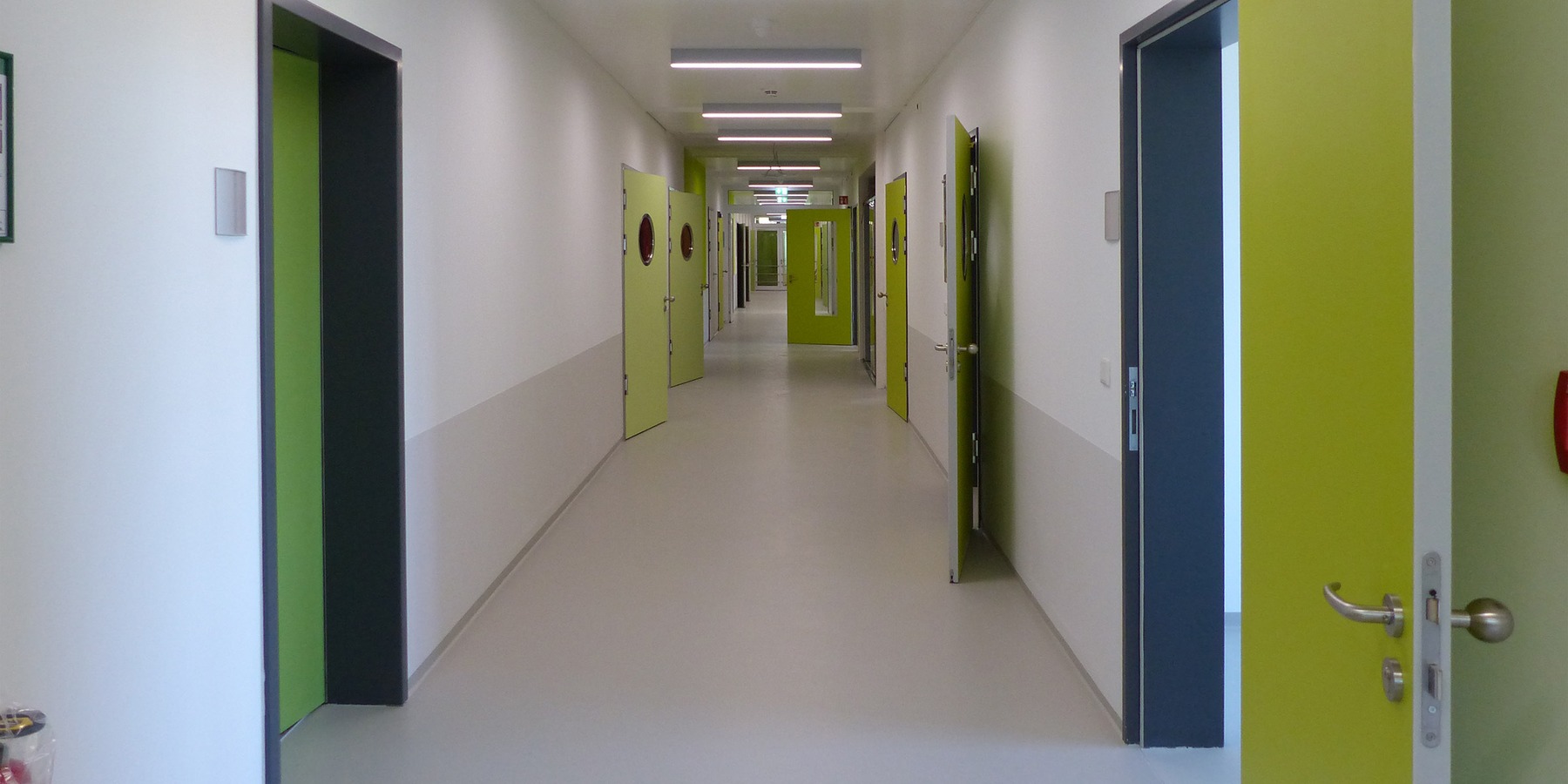 Flur im Obergeschoss - Wände und Türen der Flure sind  in heller freundlicher Farbgebung gestaltet © 2022 SBL Greifswald