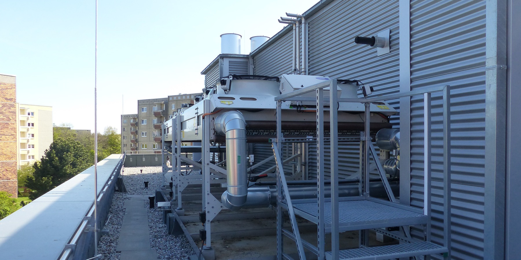 Die Technikzentrale auf dem Dach ist als zurückgesetztes Staffelgeschoss ausgebildet © 2022 SBL Greifswald