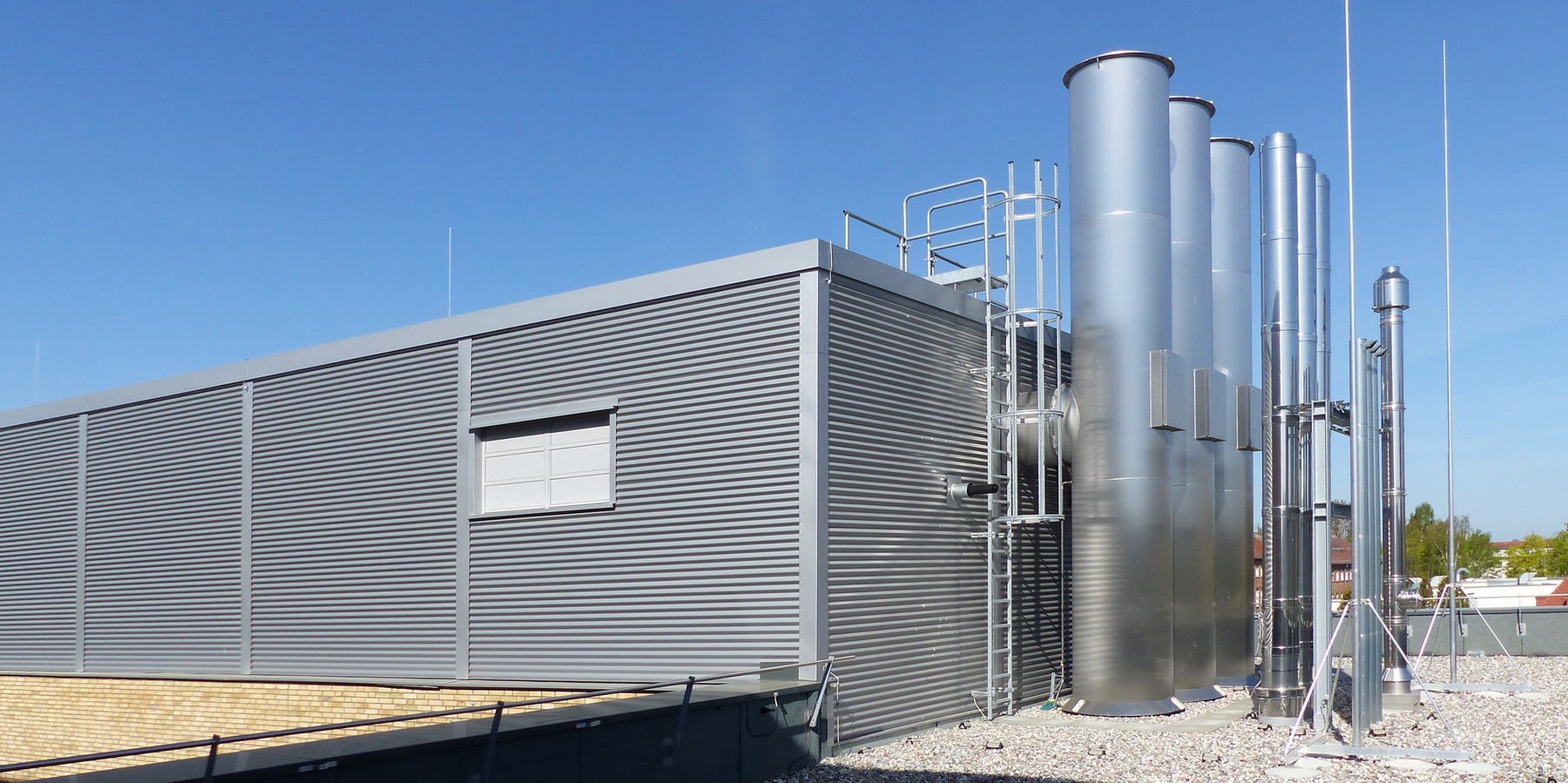 Die Technikzentrale auf dem Dach ist als zurückgesetztes Staffelgeschoss ausgebildet © 2022 SBL Greifswald