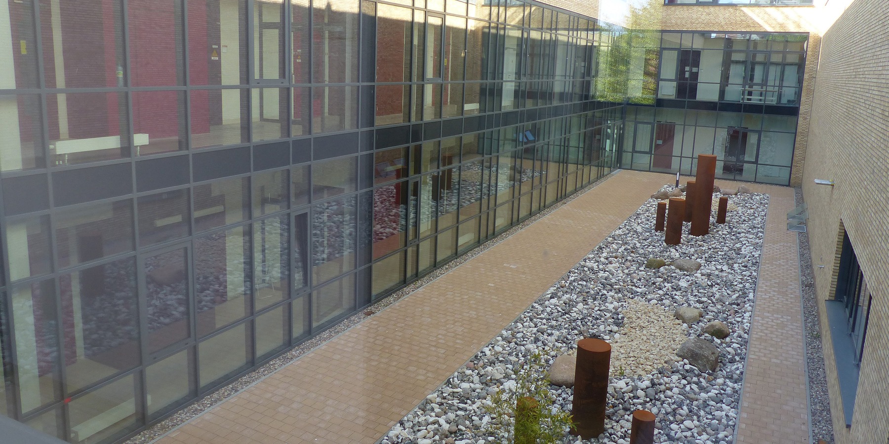 Blick in den geschlossenen Innenhof: links das Bestandsgebäude FC III © 2022 SBL Greifswald
