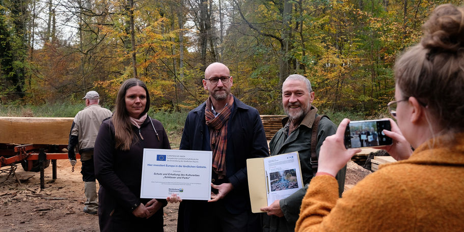 v.l.n.r. 1. Stellvertreterin des Bürgermeisters von Ludwigslust Frau Müller, Bauamtsleiter Herr Klaus, Herrn Scharf Mitarbeiter beim SBL Schwerin und eine Pressevertreterin © 2022 SBL Schwerin