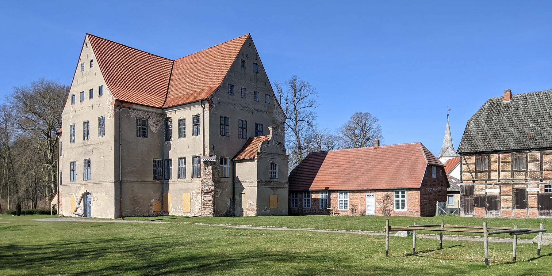 Blick aus Südost auf Schloss mit Beamtenhaus © 2022 SBL Greifswald