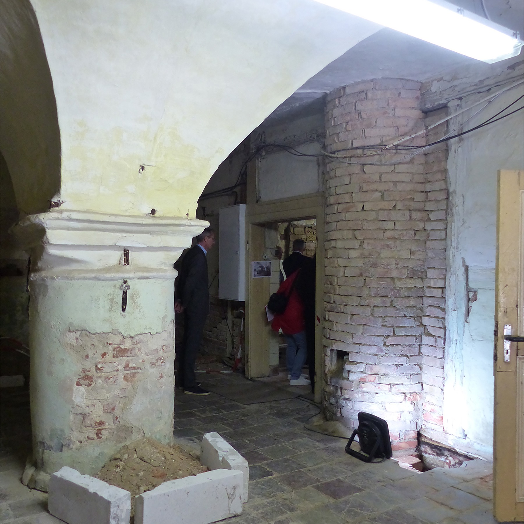 Schloss Erdgeschoss - Säulenhalle mit Schürfgruben © 2022 SBL Greifswald