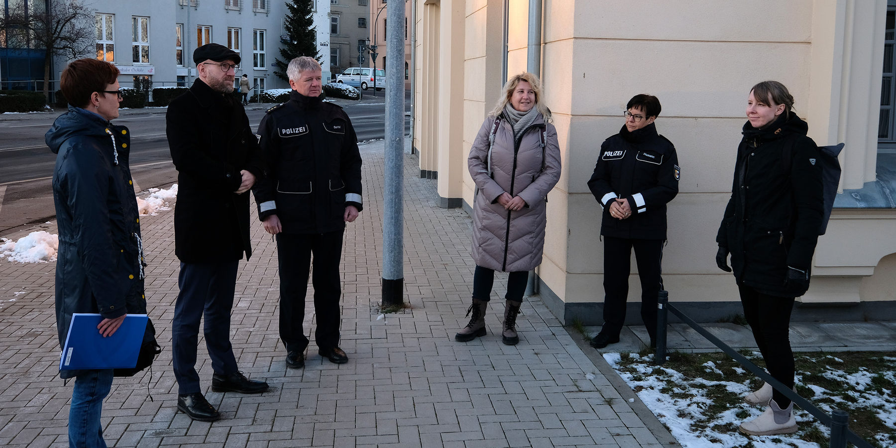 Beteiligte in der Runde mit der Künstlerin © 2022 SBL Schwerin