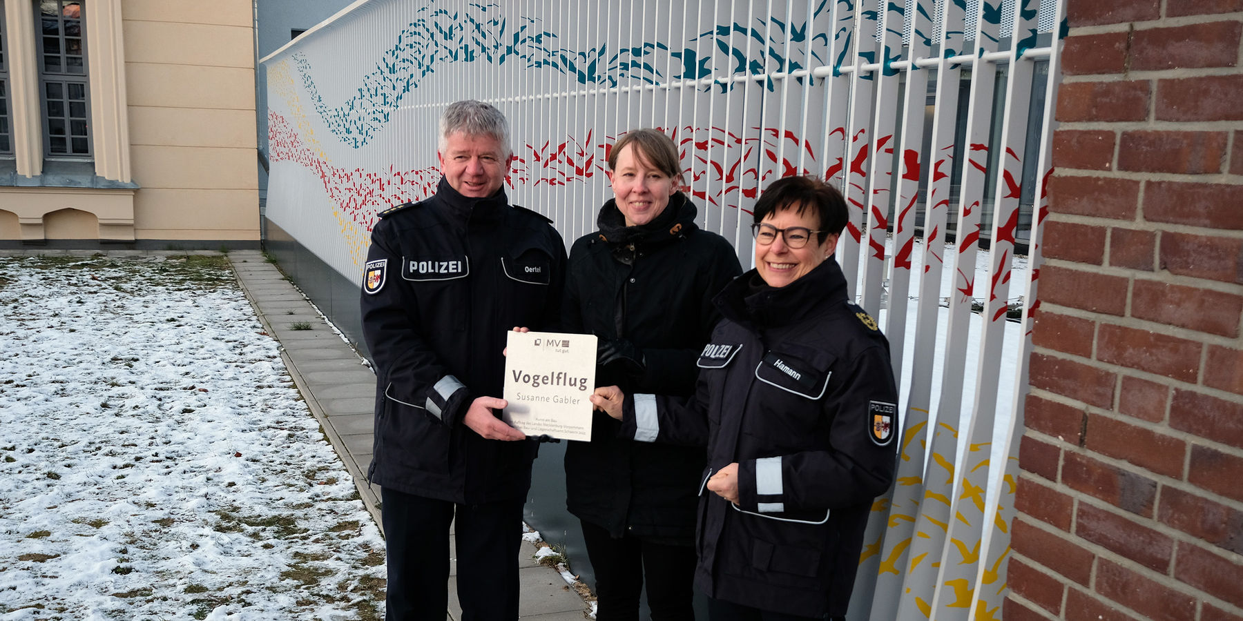 Übergabe des Schildes © 2022 SBL Schwerin