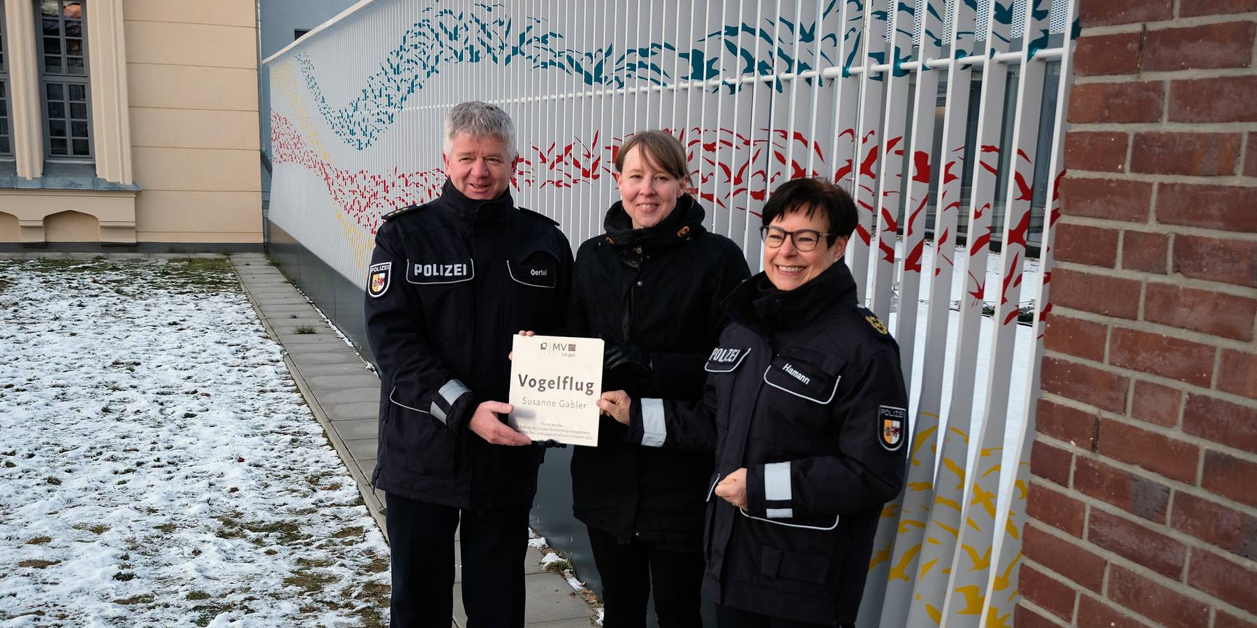 Übergabe des Schildes © 2022 SBL Schwerin