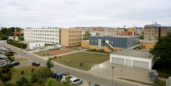 Hochschule Neubrandenburg - Blick auf den Gebäudekomplex Haus 1 und die Mensa © 2009 BBL Neubrandenburg