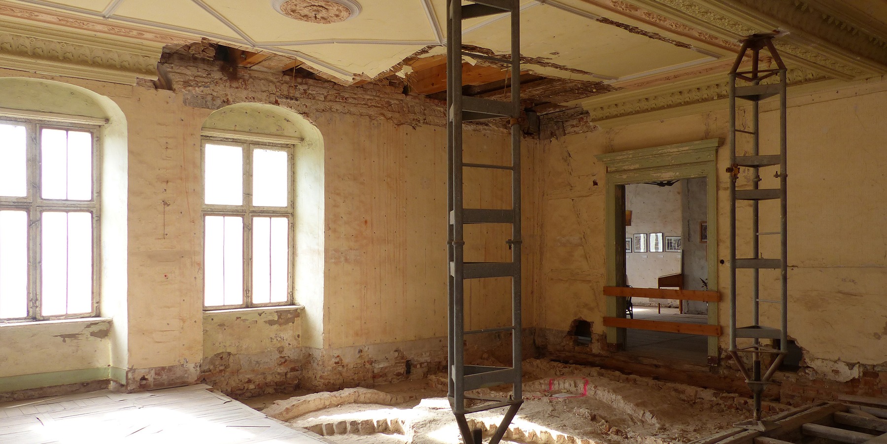 Schloss 1. Obergeschoss - Saal mit provisorischer Abstützung und freigelegten Kappendecken © 2022 SBL Greifswald
