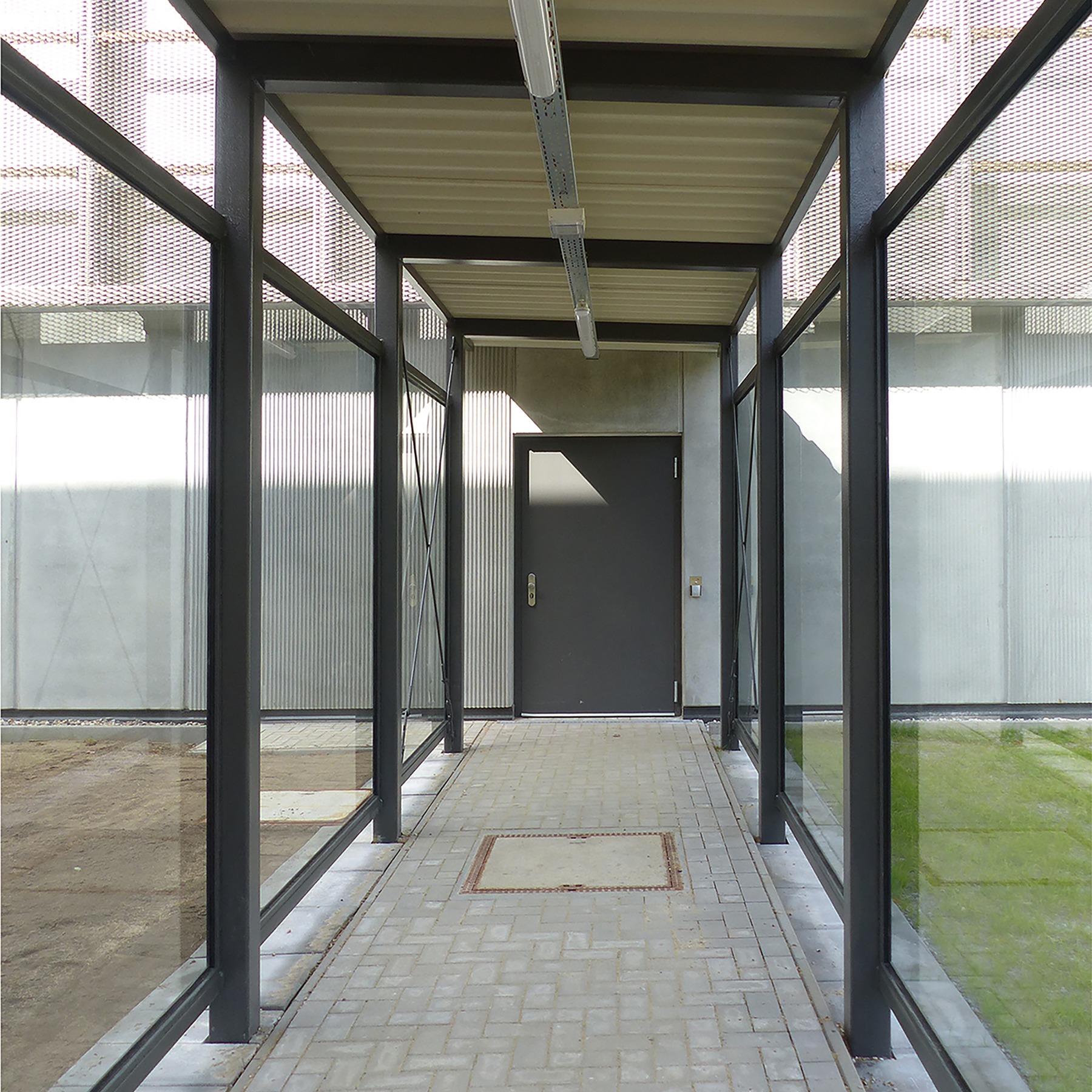 Ein verglaster Übergang verbindet das Seminar- und Verwaltungsgebäude mit dem Rechnergebäude © 2020 SBL Greifswald