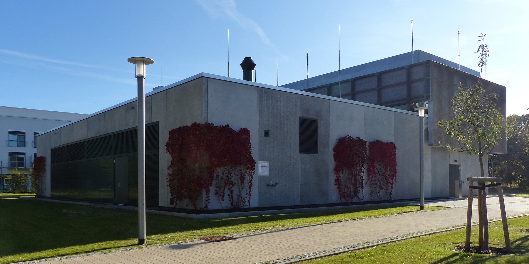 Blick auf die rückwertigen Nord- und Westseiten des Rechnergebäudes © 2021 SBL Greifswald