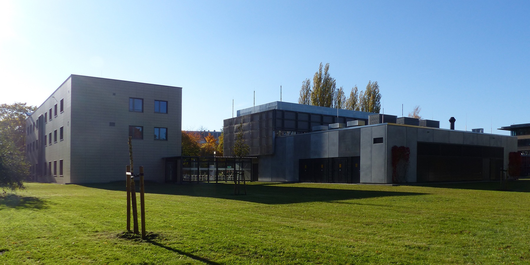 Blick von Norden auf das neue Universitäts-Rechenzentrum - links das Seminar- und Verwaltungsgebäude, rechts das Rechnergebäude © 2021 SBL Greifswald
