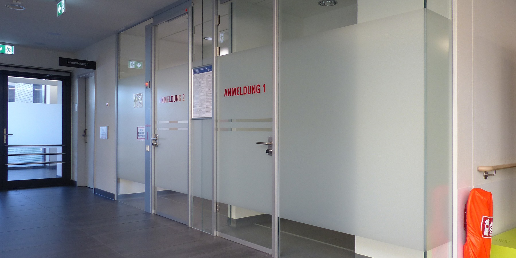 Anmeldekabinen im Erdgeschoss für gehfähige Patienten © 2019 Betrieb für Bau und Liegenschaften Mecklenburg-Vorpommern