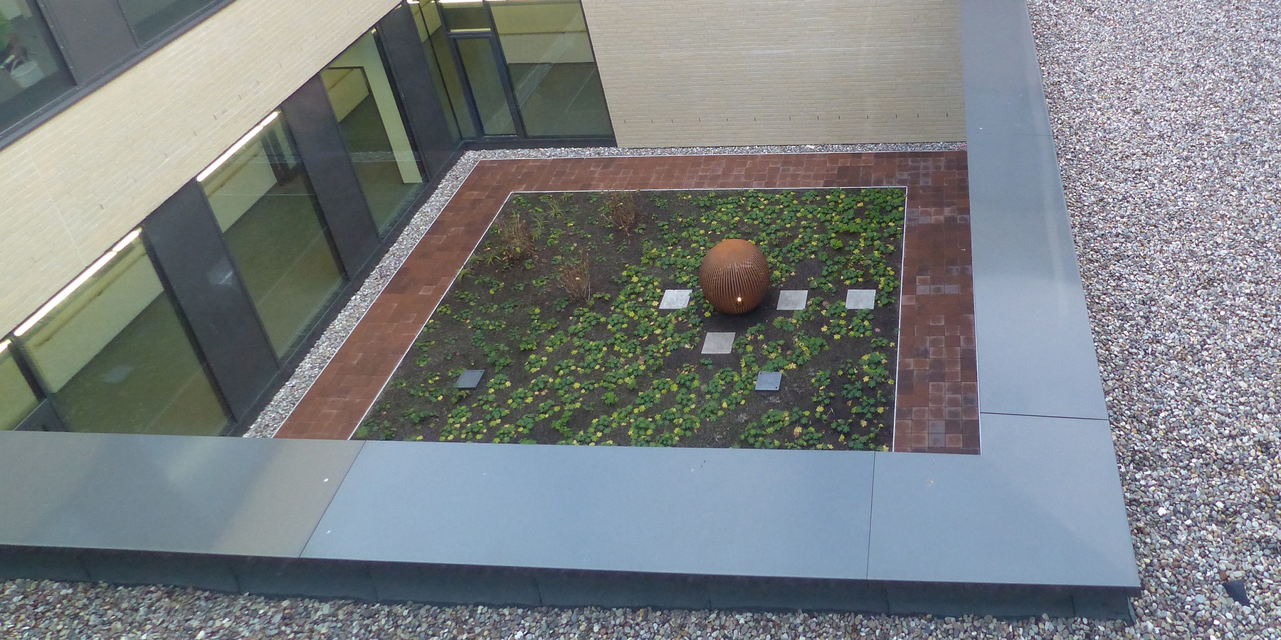 Blick vom 1. Obergeschoss in den begrünten Innenhof des Neubaus © 2019 Betrieb für Bau und Liegenschaften Mecklenburg-Vorpommern