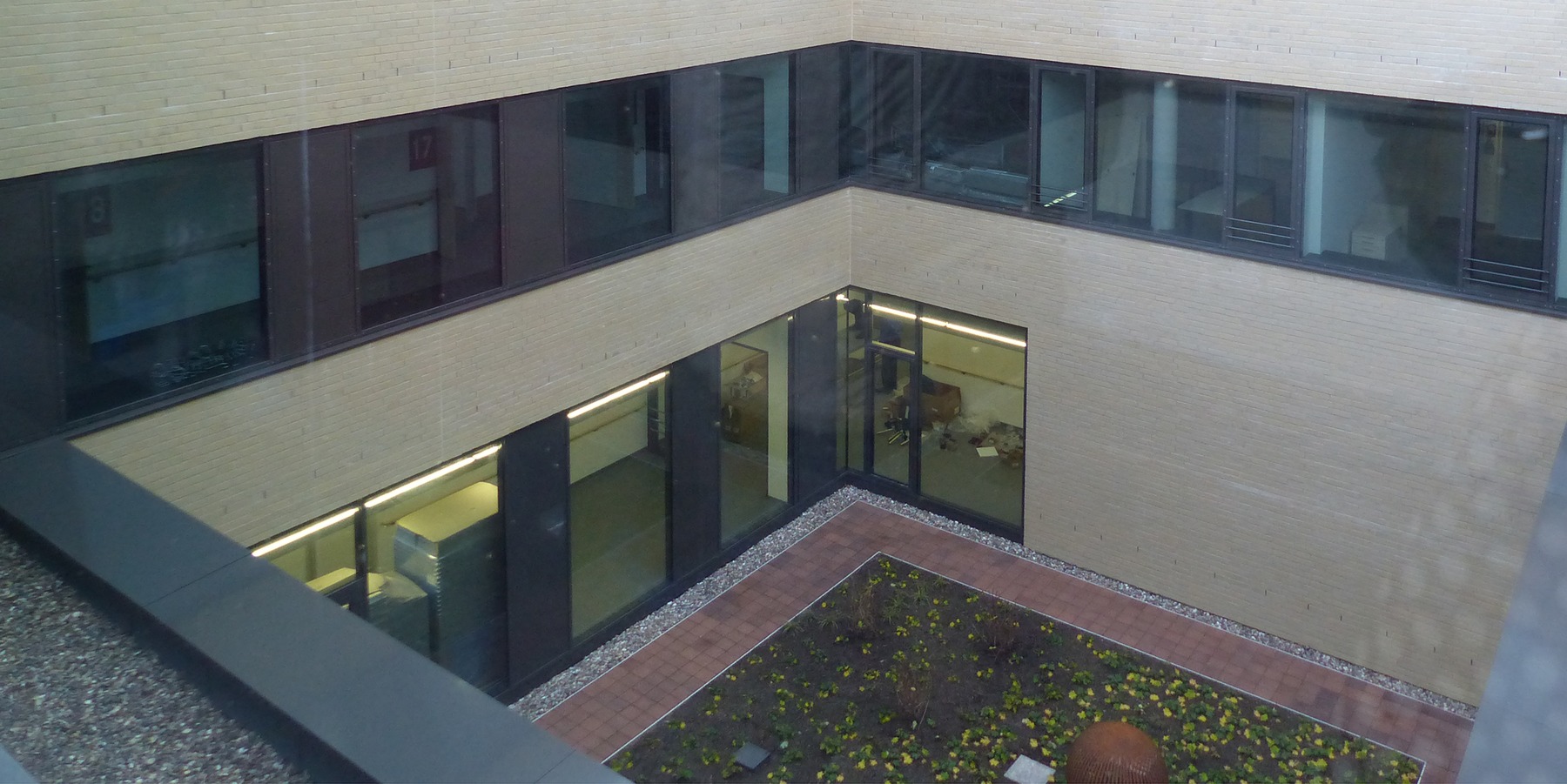 Blick vom 2. Obergeschoss in den begrünten Innenhof des Neubaus © 2019 Betrieb für Bau und Liegenschaften Mecklenburg-Vorpommern