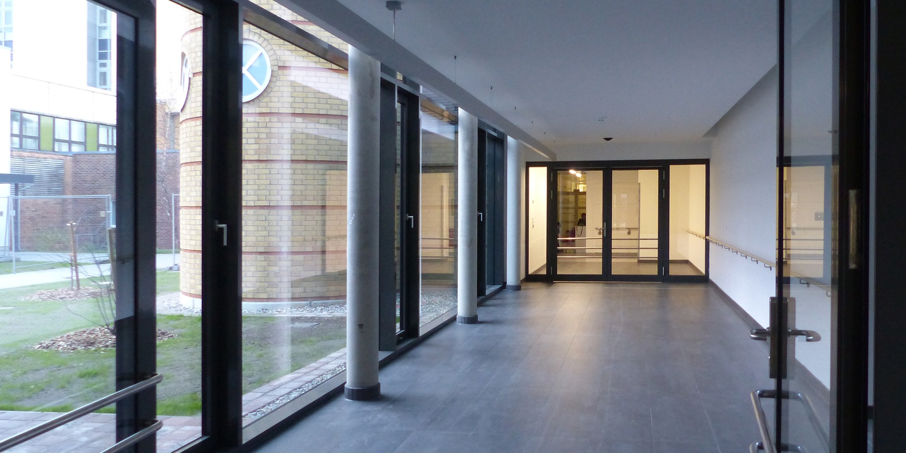 Flur im Erdgeschoss mit Anschluss an den Bestand © 2019 Betrieb für Bau und Liegenschaften Mecklenburg-Vorpommern