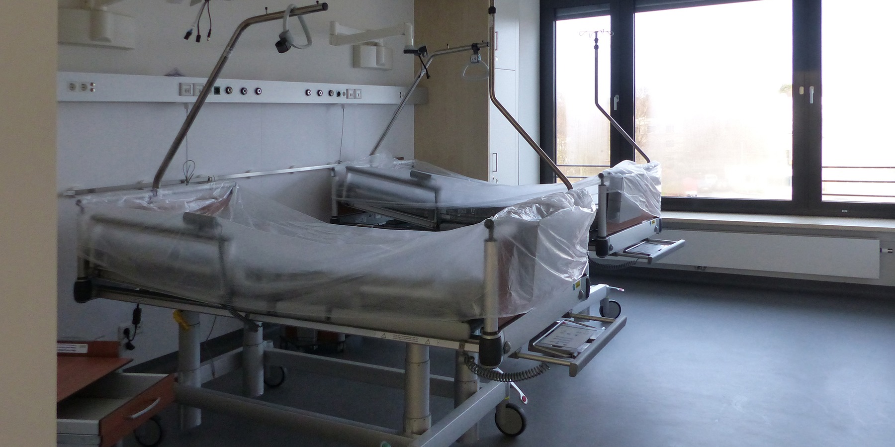 Blick in ein Krankenzimmer der Patientenpflegestation im Obergeschoss © 2019 Betrieb für Bau und Liegenschaften Mecklenburg-Vorpommern