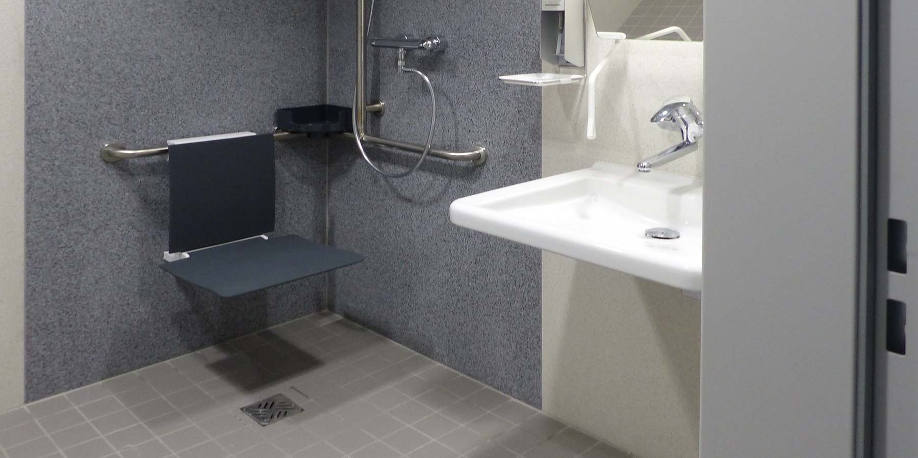 Rollstuhlgerechte Sanitärzelle mit unterfahrbarem Waschtisch auf der Patientenpflegestation © 2019 Betrieb für Bau und Liegenschaften Mecklenburg-Vorpommern