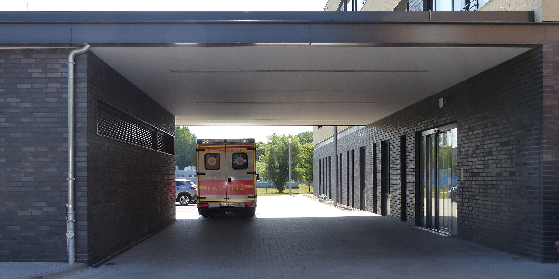 überdachte Zufahrt für Rettungsfahrzeuge an der Nordseite des Neubaus © 2019 Betrieb für Bau und Liegenschaften Mecklenburg-Vorpommern