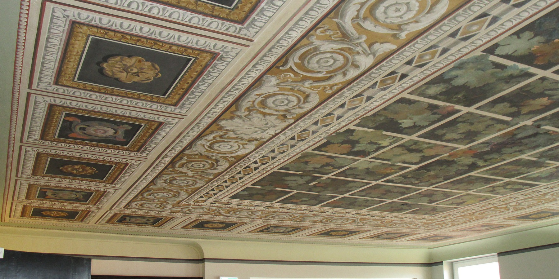 Ein besonderer Blickfang ist die Deckenmalerei mit Ornamenten von Weinlaub und Pergola-Stäben über dem Treppenhaus © 2017 Betrieb für Bau und Liegenschaften Mecklenburg-Vorpommern