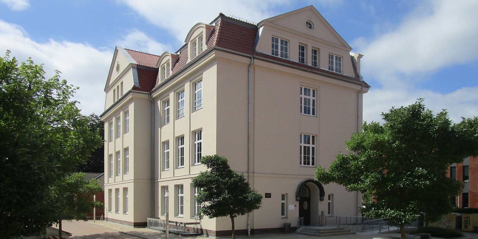 Blick aus Nordosten auf das Historische Institut mit Haupteingang © 2017 Betrieb für Bau und Liegenschaften Mecklenburg-Vorpommern