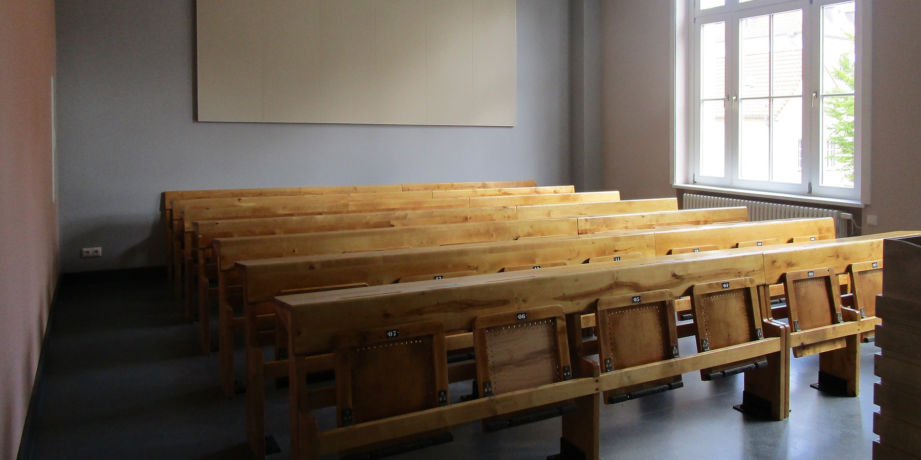 Im kleineren der beiden Hörsäle wurde das historische Gestühl nach Restaurierung wieder eingebaut © 2017 Betrieb für Bau und Liegenschaften Mecklenburg-Vorpommern
