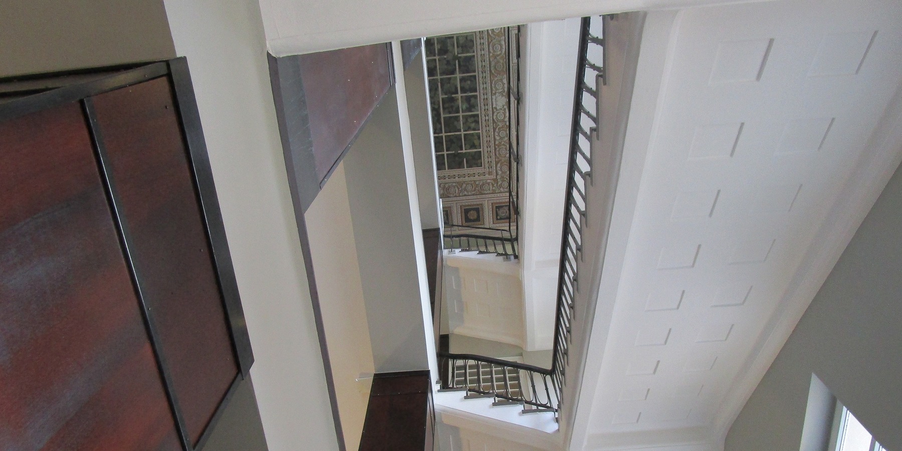 Treppenhaus mit Durchblick auf die Deckenmalerei im Obergeschoss © 2017 Betrieb für Bau und Liegenschaften Mecklenburg-Vorpommern