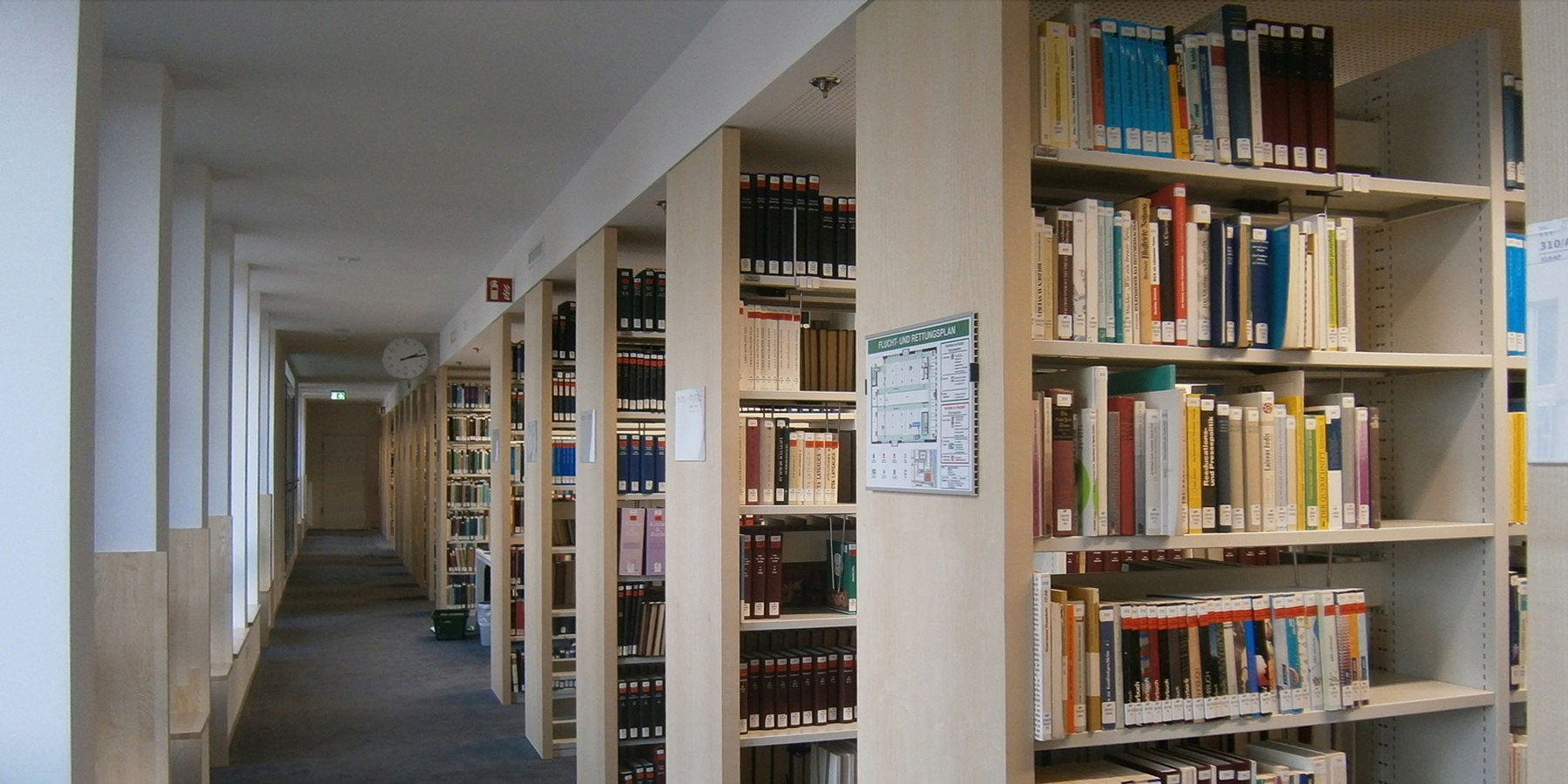 Regalbereich im Obergeschoss - die Bibliothek verfügt über eine Regalkapazität von rund 11.000 lfd. Metern © 2016 Betrieb für Bau und Liegenschaften Mecklenburg-Vorpommern