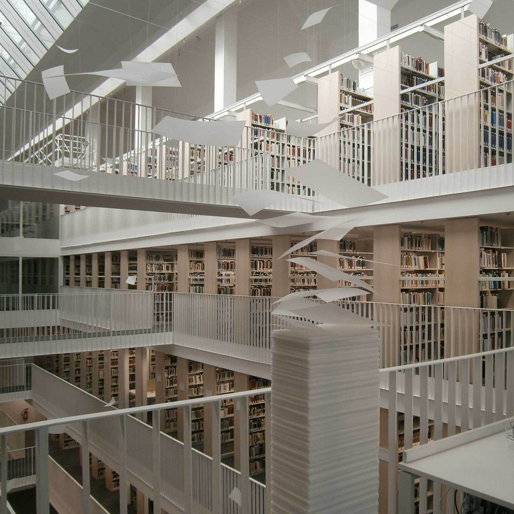 Kunst am Bau-Objekt  TRANSFER  des Künstlers Dietrich Förster - weiße Blätter schweben im Luftraum der Bibliothek © 2017 Betrieb für Bau und Liegenschaften Mecklenburg-Vorpommern