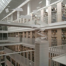 Kunst am Bau-Objekt  TRANSFER  des Künstlers Dietrich Förster - weiße Blätter schweben im Luftraum der Bibliothek © 2017 Betrieb für Bau und Liegenschaften Mecklenburg-Vorpommern