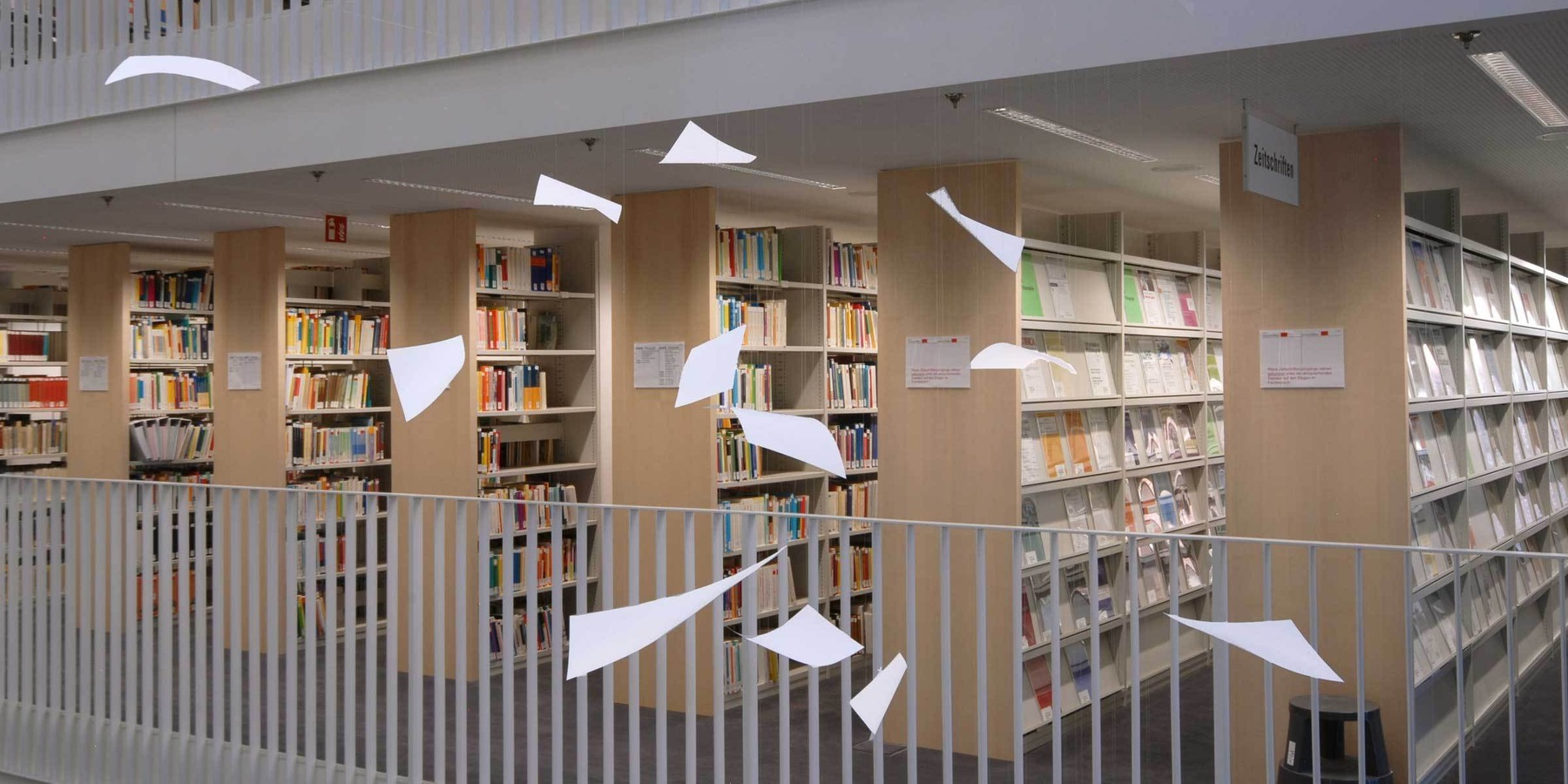 Kunst am Bau-Objekt  TRANSFER  des Künstlers Dietrich Förster - weiße Blätter schweben im Luftraum der Bibliothek © 2017 Dietrich Förster, Apfeldorf