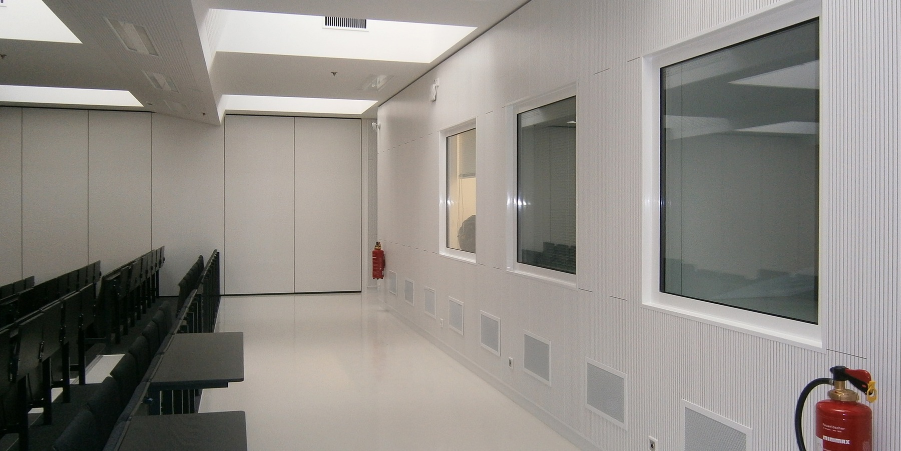 Hörsaalgebäude - Technik- und Übersetzerkabinen im hinteren Bereich eines Hörsaales © 2016 Betrieb für Bau und Liegenschaften Mecklenburg-Vorpommern