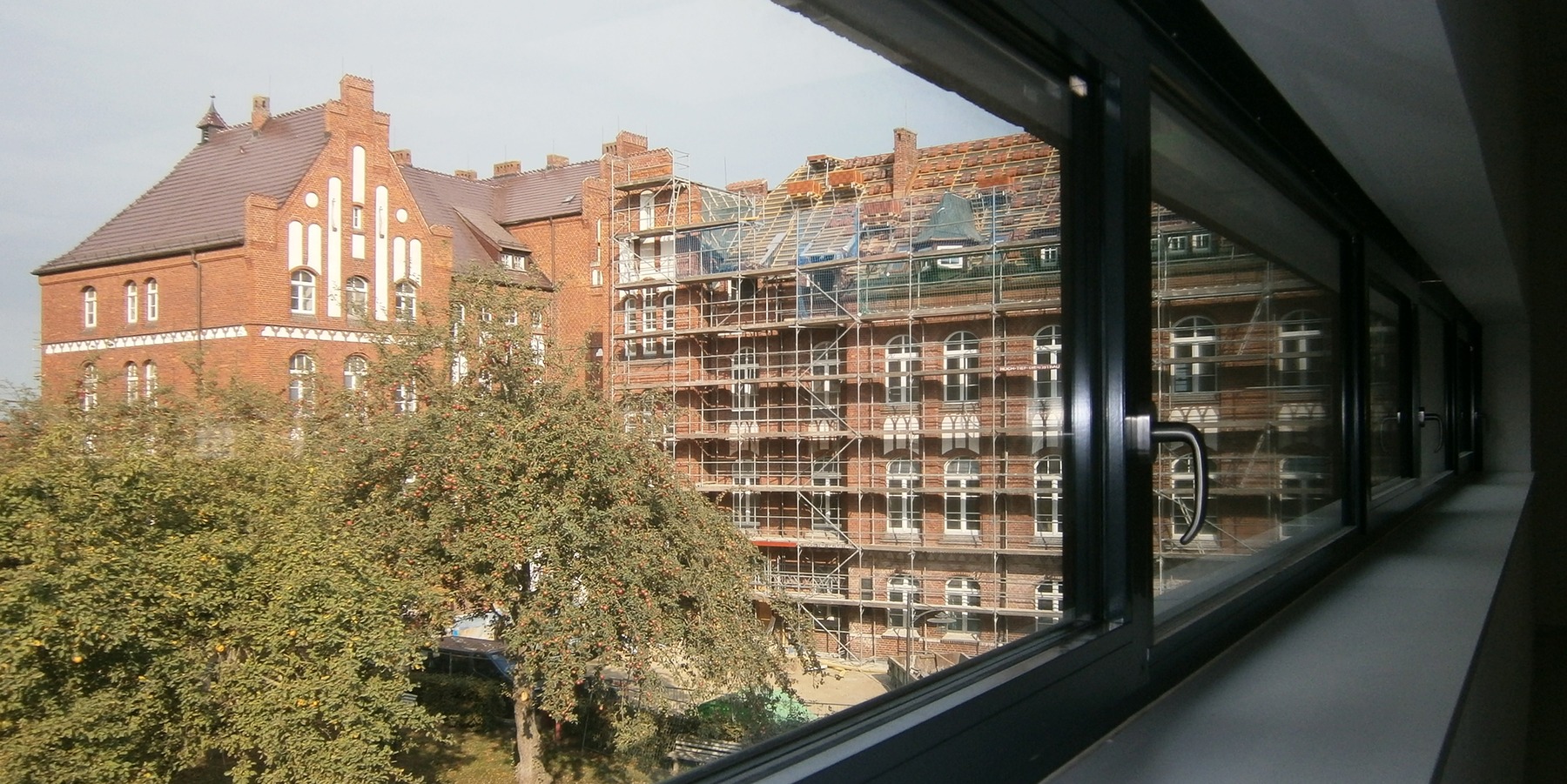 Hörsaalgebäude mit Blick auf die historischen Gebäude der benachbarten ehemaligen Chirurgie © 2016 Betrieb für Bau und Liegenschaften Mecklenburg-Vorpommern