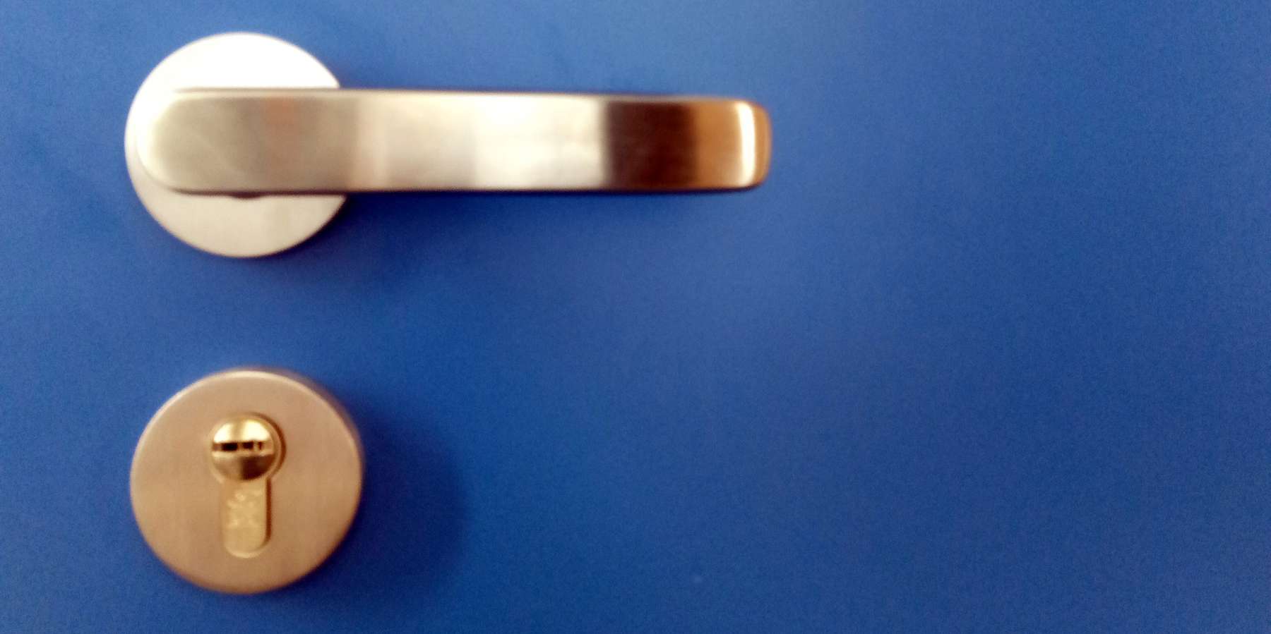 blaue Tür mit Klinke © SBL Rostock