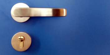 blaue Tür mit Klinke © SBL Rostock