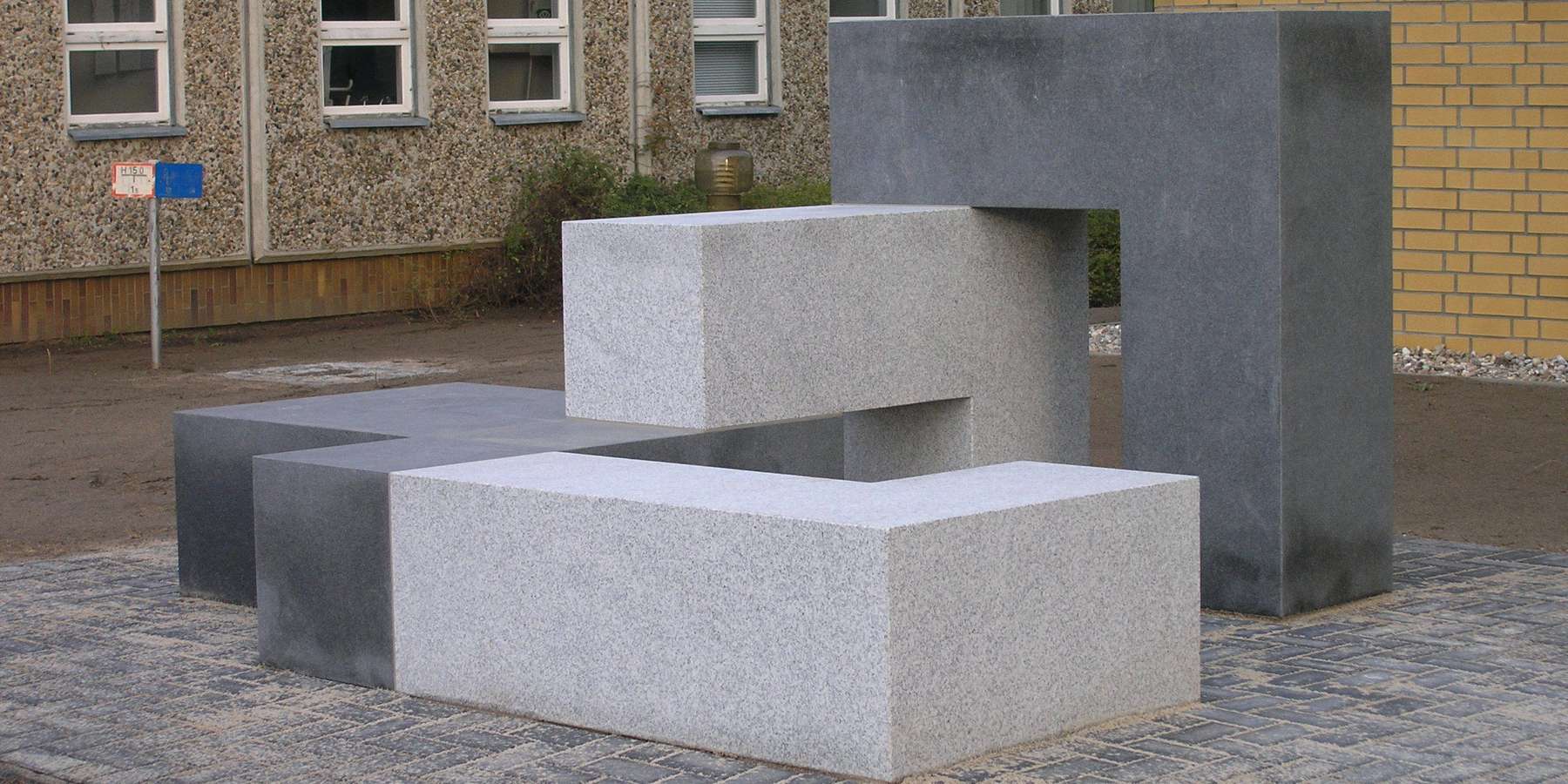 Kunst im Außenbereich der Mensa: Modell begehbare Raumskulptur Begegnung der Künstlerin Anne Sewcz, Crivitz © 2005 Betrieb für Bau und Liegenschaften Mecklenburg-Vorpommern