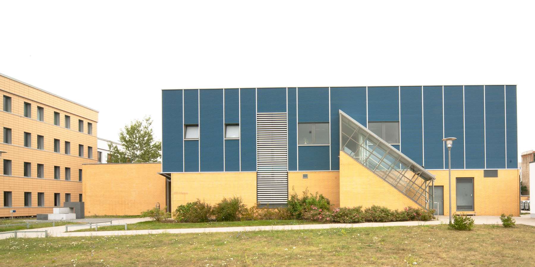 Westfassade der Mensa mit Gangway zu den im Obergeschoß liegenden Umkleidebereichen für das Küchenpersonal. © 2009 Betrieb für Bau und Liegenschaften Mecklenburg-Vorpommern